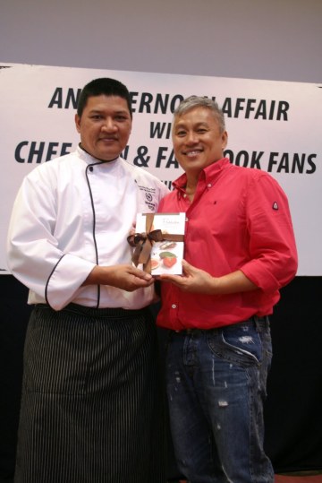Chef Mohamad Halim presenting Sheraton Imperial’s very own cook book to Dato’ Chef Wan as a token of appreciation.  